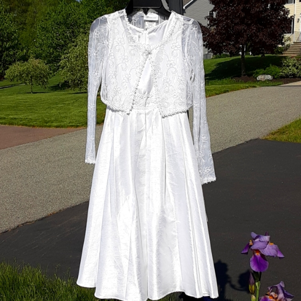 Beautiful Bonnie Jean girl Junior size 8 white dress.